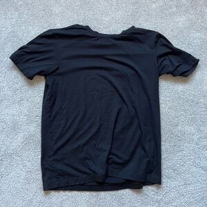 Alo Men’s high performance shirt, Medium.